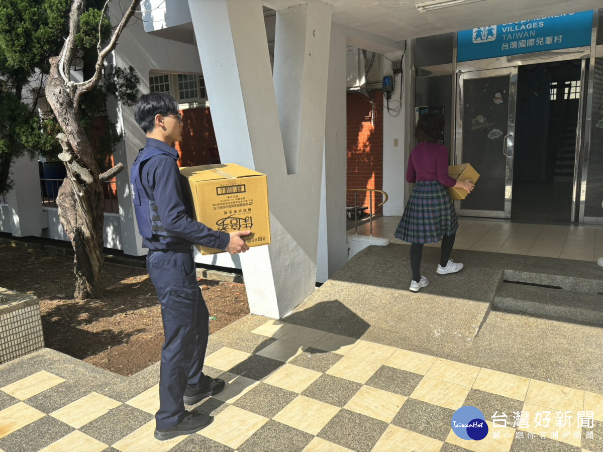 頭洲派出所前往轄內「國際兒童村」探視,讓失依的院童感覺到溫情、溫暖。