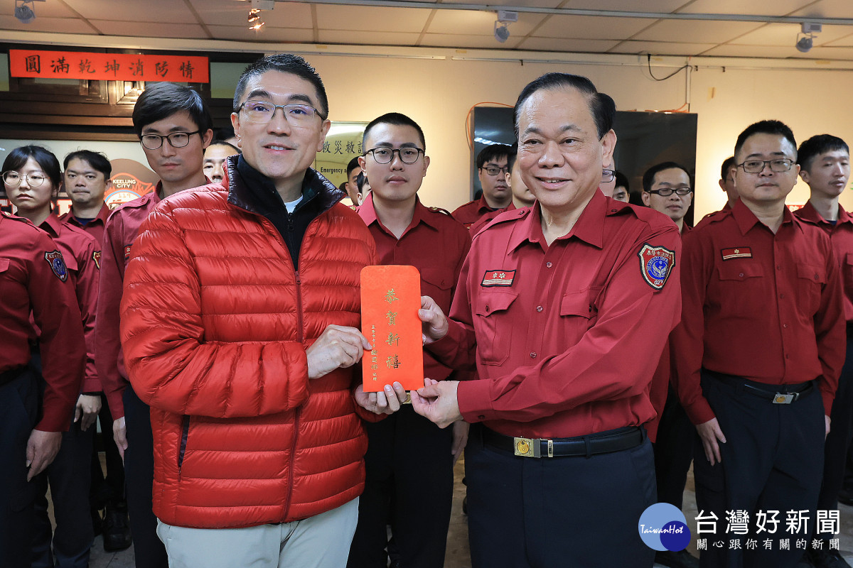謝國樑向消防同仁致敬　至消防局發放春節值勤慰問金