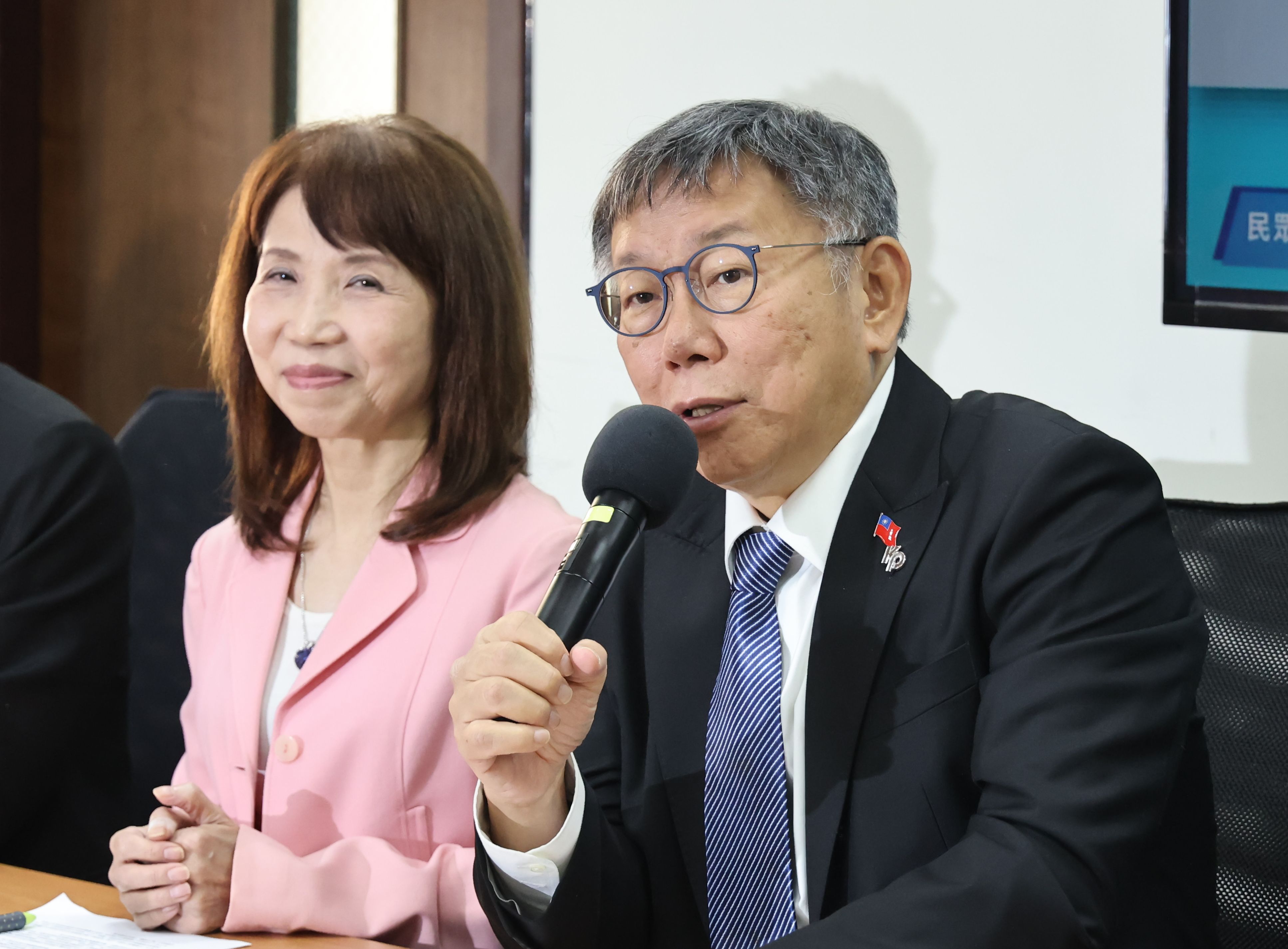 民眾黨主席柯文哲(右)2日針對是否有致電綠營醫界大老一事,痛批民進黨滿嘴謊言。資料照片/林啟弘攝