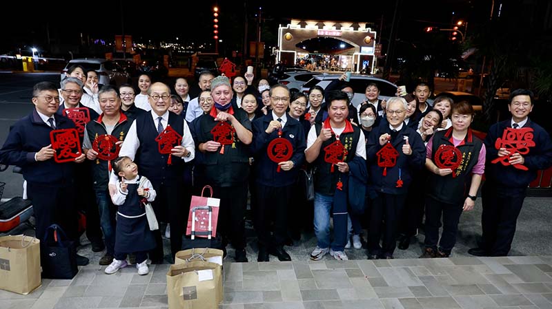 慈濟慈善事業基金會執行長顏博文1月31日晚上偕主管及同仁，在東大門夜市四位主委引領下拜訪、感恩愛心商店。圖／慈濟基金會提供