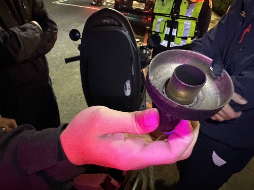 ▲圖說:員警當場發現排氣管沒有消音器(蓋),直接打臉少年的合格檢驗單 (圖/台中市政府提供)