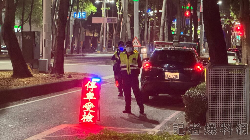 ▲高市警方設置路檢。（圖／記者金東天攝）