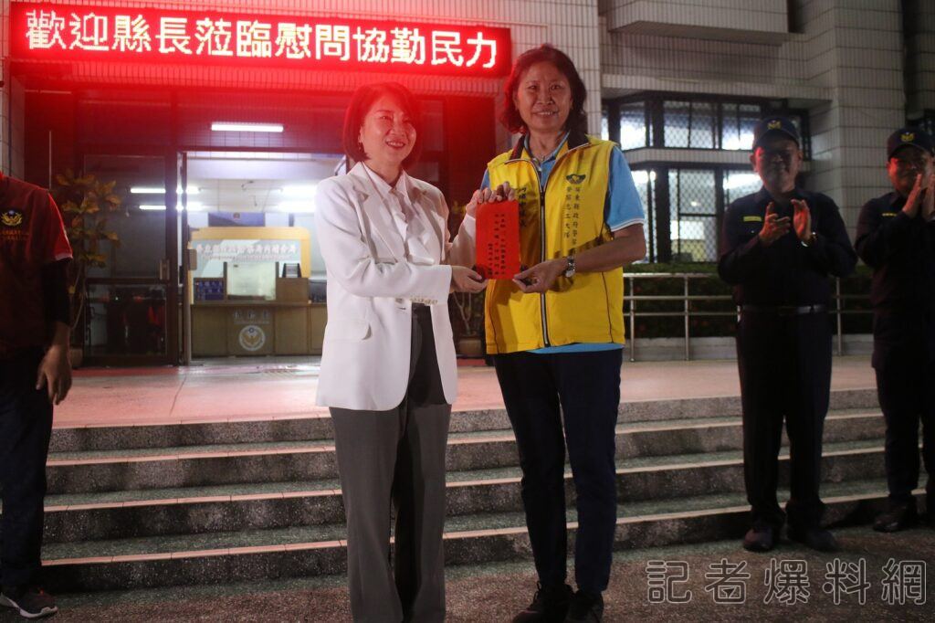 ▲屏東縣長周春米昨（1）日到場慰勞警察同仁，並致贈慰勞金。（圖／屏東縣政府）