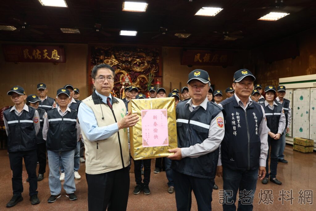 ▲台南市長黃偉哲昨（1）日到場慰勞警察同仁，並致贈慰勞禮。（圖／台南市政府）
