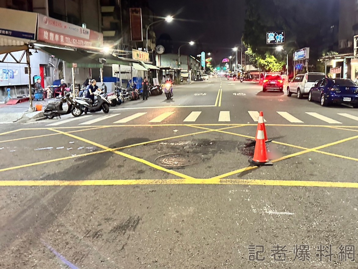 ▲高雄前鎮德昌路與德昌路6巷口昨(1)日晚間9時許發生一起肇逃案,現場留下大片油漬。(圖/前鎮分局提供)