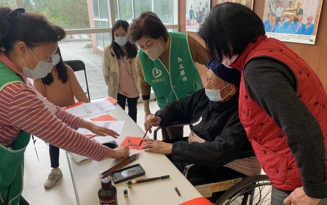 疫後迎新春 護理之家年貨大街長輩樂享笑開懷