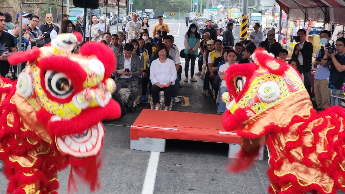 嘉義市首座申請核准的民營攤販集中場 湖美夜市今開幕 市長黃敏惠期許促進地區繁榮