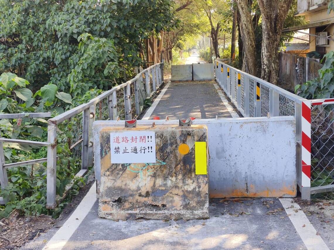 屏東靠近國仁醫院的自行車道,道路封閉沒有註明誰幹的?