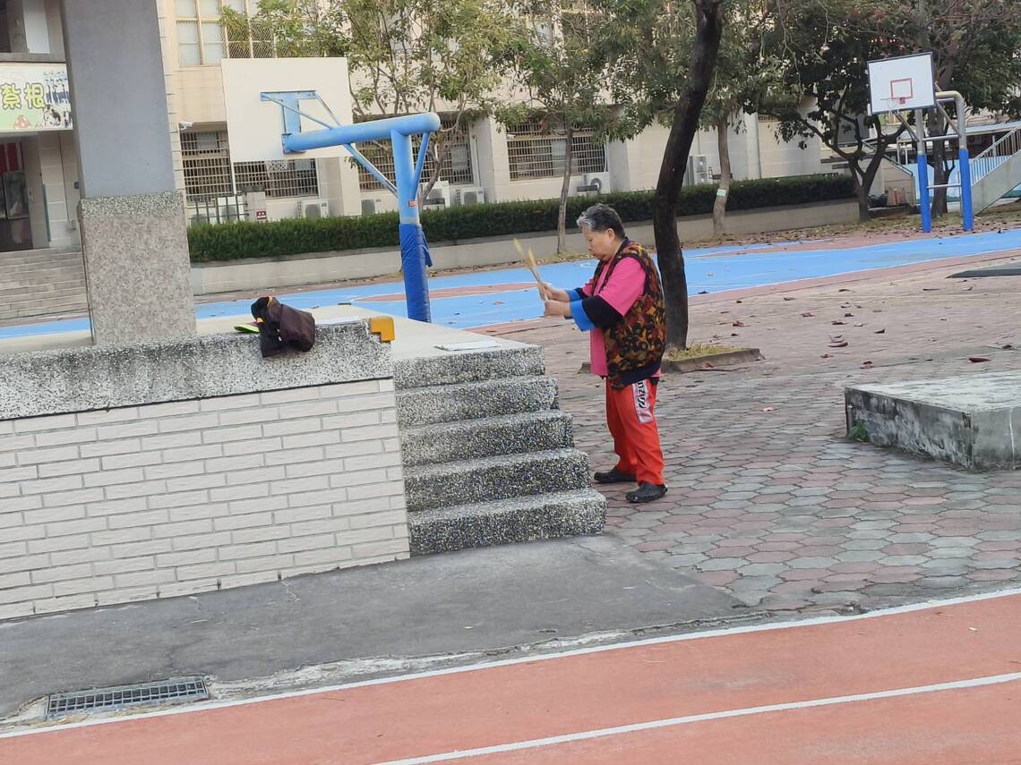 屏東市民生國小操場-晨間太鼓練習，老婦健身防失智