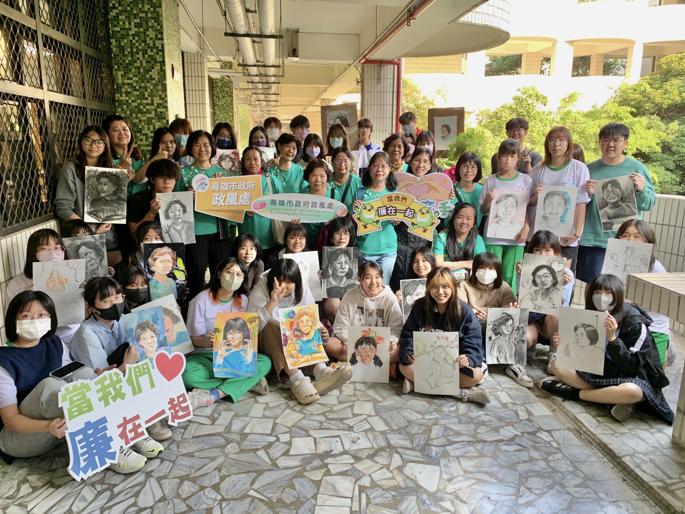 ▲美術班學生與「樂齡廉政志工」以畫對話。（記者吳月惠翻攝）