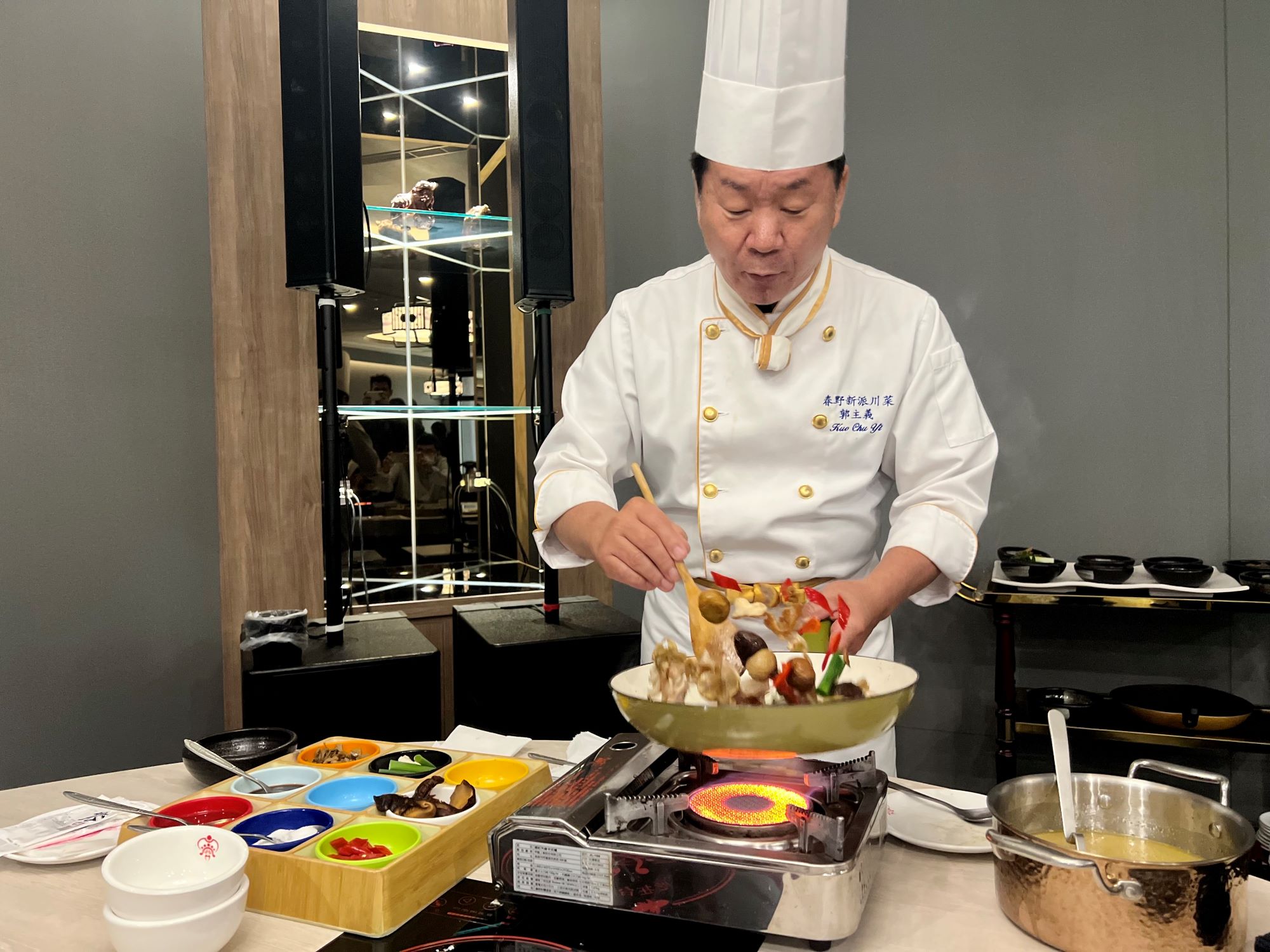 ▲川菜料理主廚郭主義現場示範公館福菜入菜佳餚。（記者程啟峰攝）