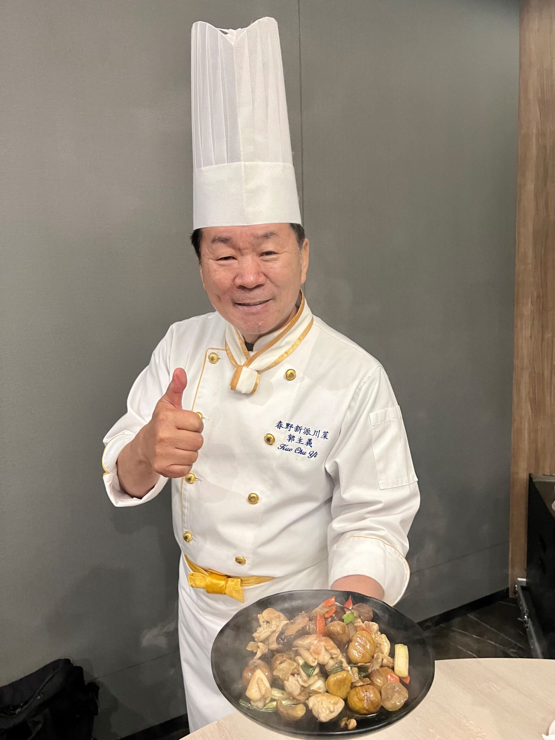 ▲川菜料理主廚郭主義現場示範公館福菜入菜佳餚。（記者程啟峰攝）