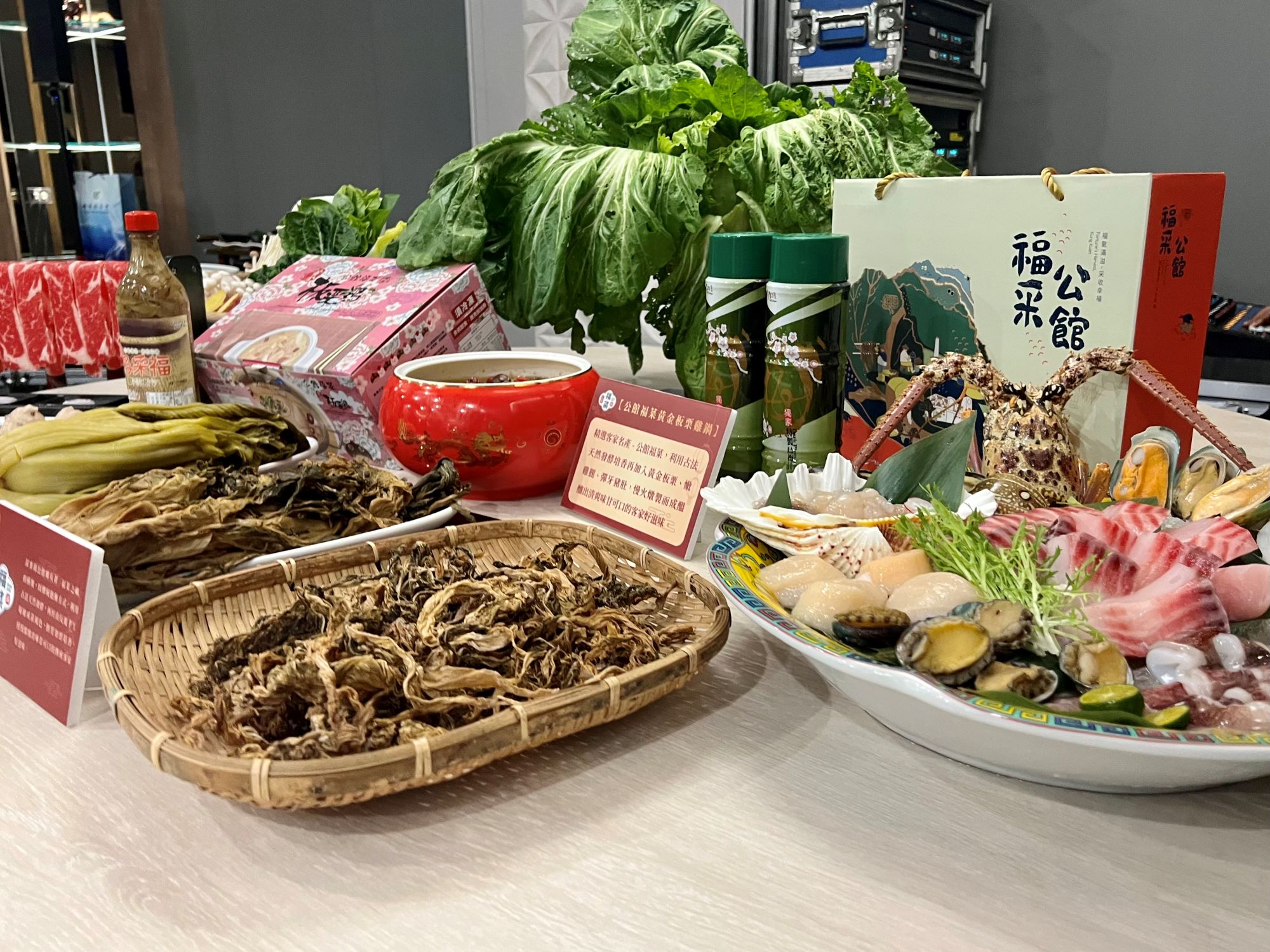 ▲「公館福菜黃金板栗雞鍋」熱賣中。（記者程啟峰攝）