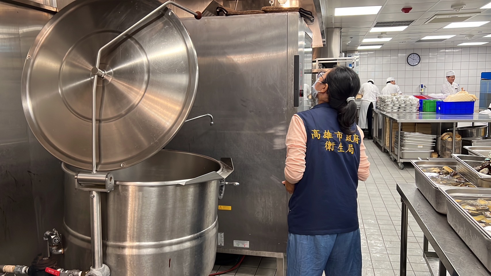 ▲高雄市衛生局稽查年菜餐廳。(圖/衛生局提供)