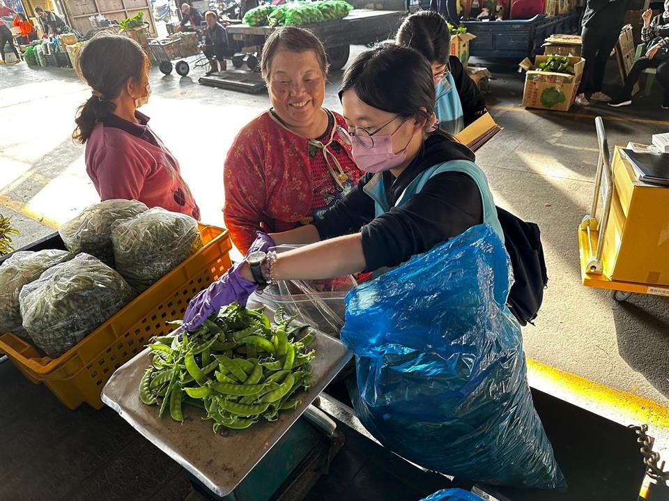 ▲為確保農曆年期間消費者能夠安心享用高品質、安全的蔬果，彰化縣政府自1月9日起至2月8日止，擴大至各大果菜批發市場、集貨場、合作社及田間進行農作物農藥殘留抽查。（彰化縣政府提供）