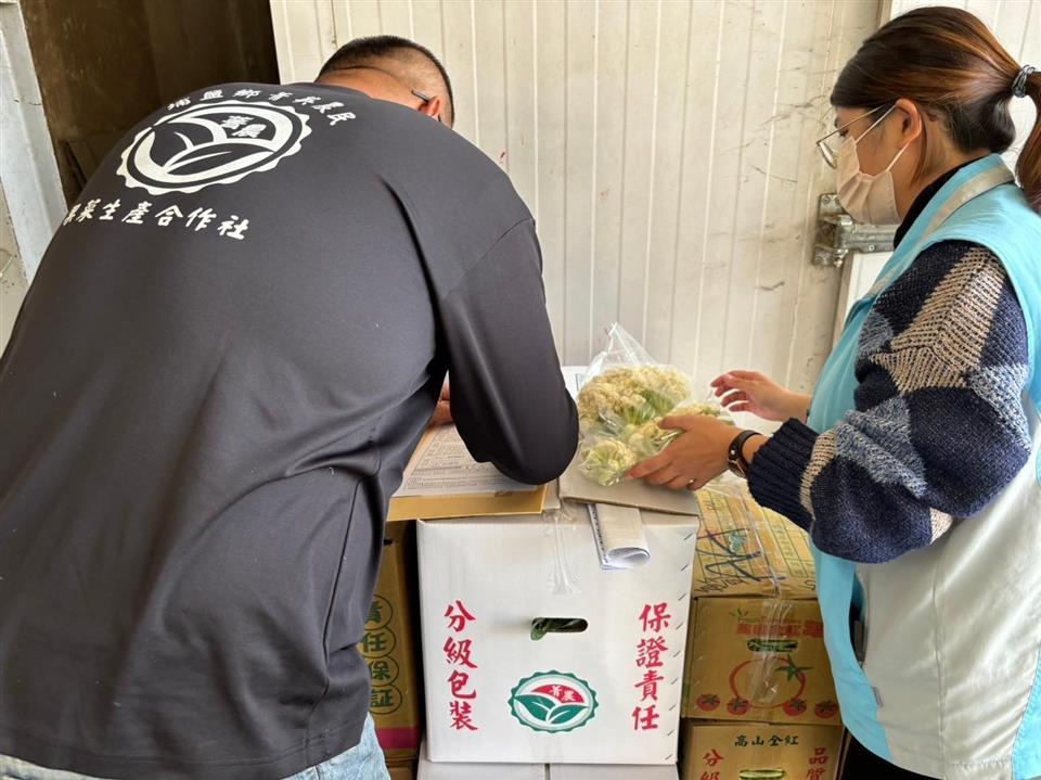 ▲為確保農曆年期間消費者能夠安心享用高品質、安全的蔬果，彰化縣政府自1月9日起至2月8日止，擴大至各大果菜批發市場、集貨場、合作社及田間進行農作物農藥殘留抽查。（彰化縣政府提供）