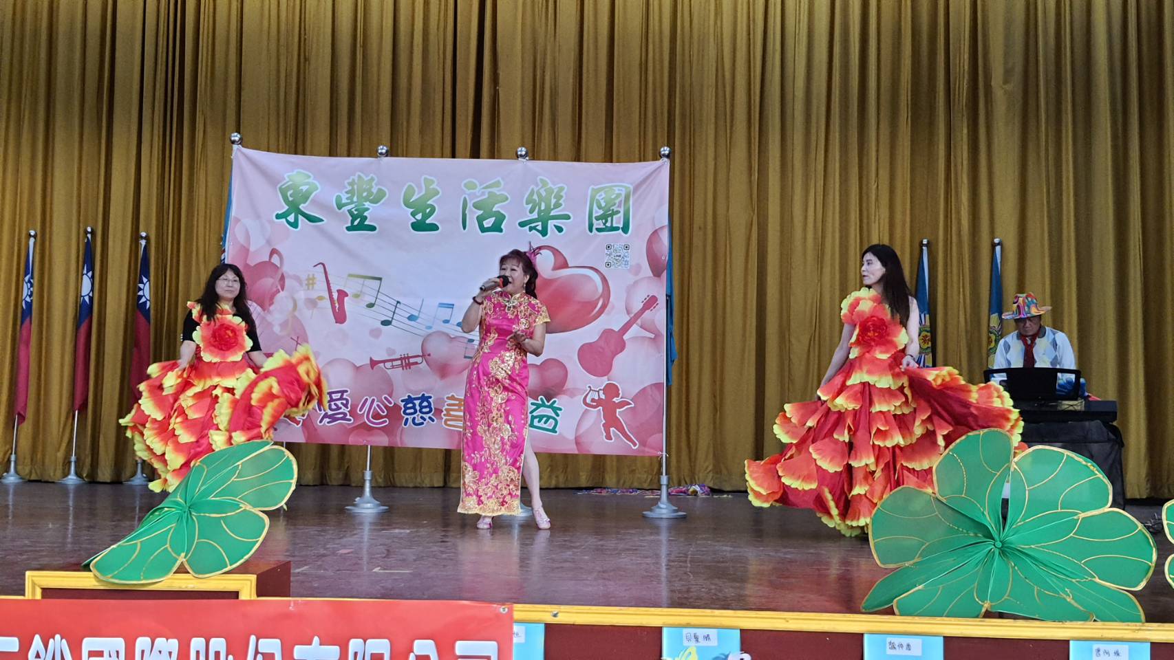 ▲迎接農曆春節的到來彰化榮家辦理聯歡會，邀請「東豐生活樂團」演出，除獻唱懷念老歌撫慰在場長輩的心，也以動感歌舞秀來跟大家拜年，炒熱現場氣氛。（記者張溎壕攝）