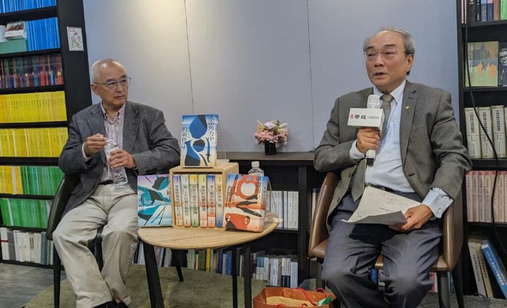「聯經中國史」套書主編中研院院士王汎森(右)分享套書特色,左為聯經出版發行人林載爵。圖/聯經出版社