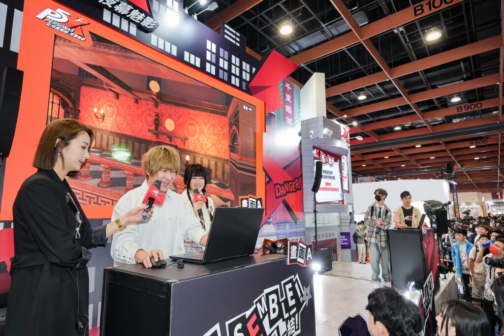 資深P5粉絲SHINN 在台上與玩家一同遊玩挑戰賽,現場戰況激烈