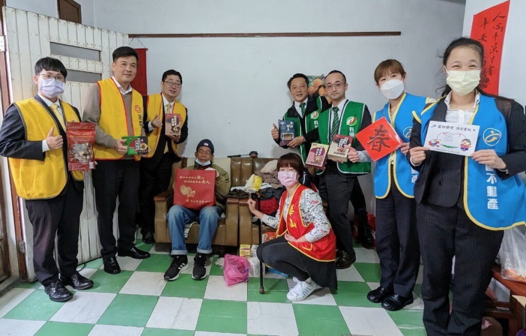 永慶加盟四品牌北區經管會於年前結合華山基金會,將愛心年菜送至長輩家中。