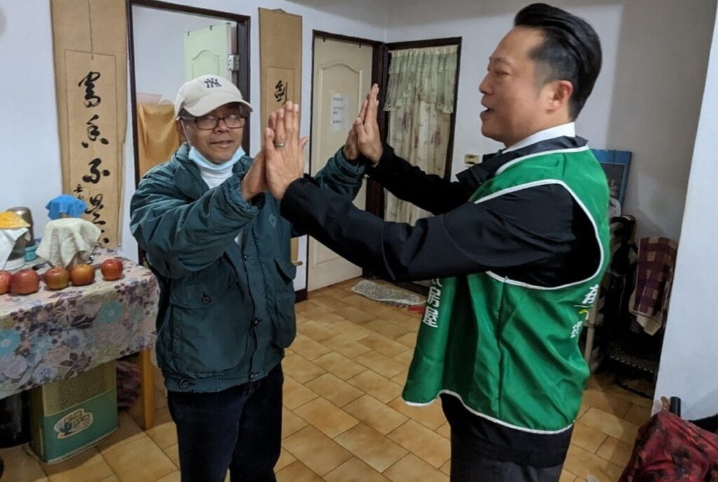 近70歲的蔡爺爺開心的與義工擊掌。