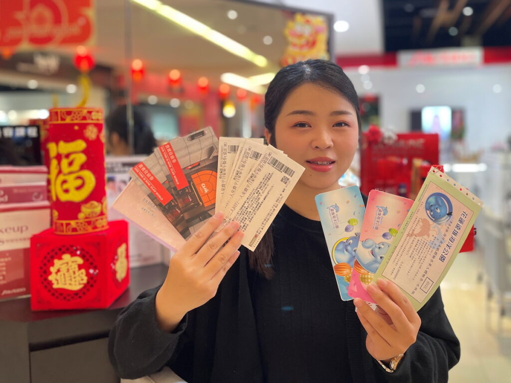 萬元現金紅包，人人有獎！財神駕到！初一到初五遠雄廣場發紅包。
