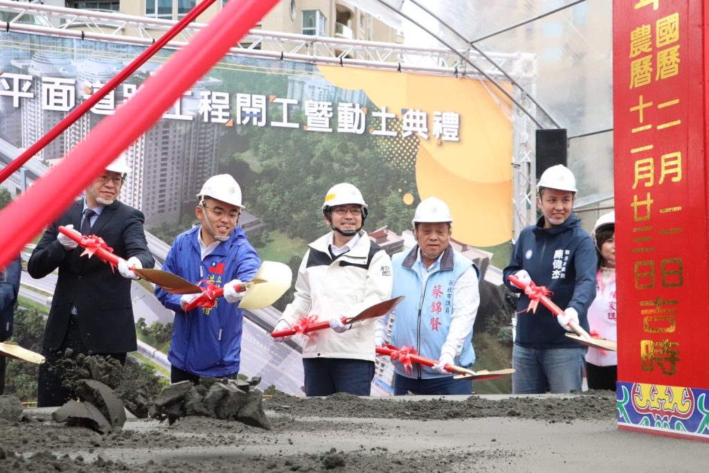 「淡水河北側沿河平面道路工程」開工暨動土典禮。(圖/新北市政府提供)