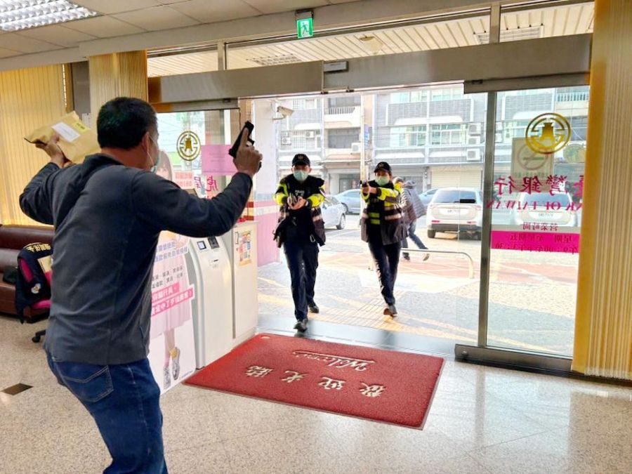 年關將屆 虎尾警結合台銀舉辦防搶演練