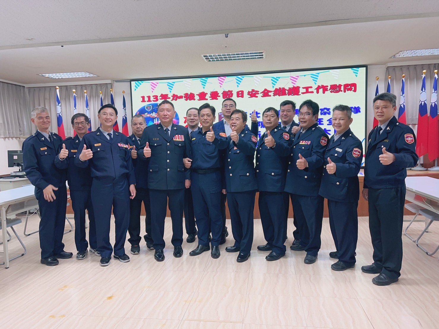 新北市民防、義警大隊長特至三峽警分局致贈義警、民防人員執行工作慰問金並合影。(記者徐煜勝翻攝)