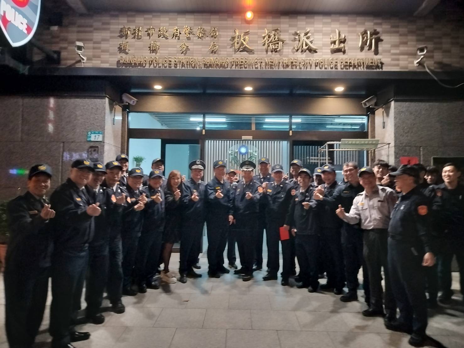 板橋警分局慰問轄內各所員警。（記者徐煜勝翻攝）