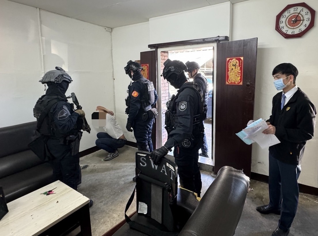 鄭兆廷檢座（右ㄧ）親自坐鎮第一線指揮專案小組員警查緝。（記者徐煜勝翻攝）