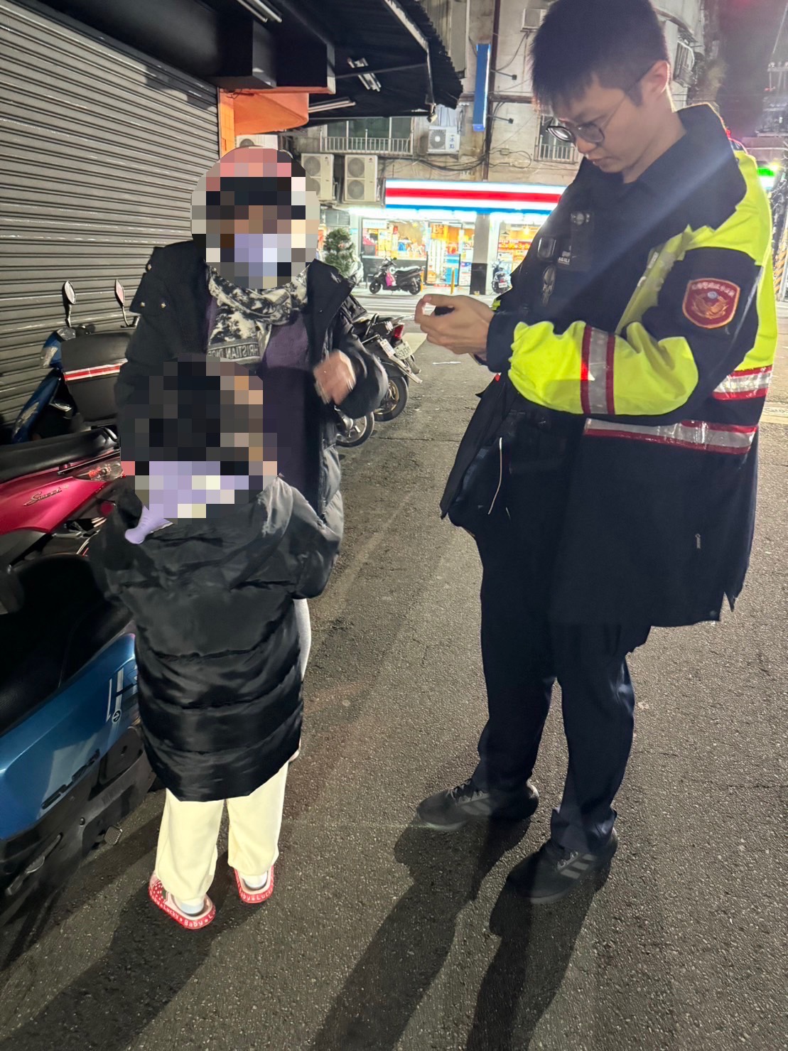 員警協助女童找到媽媽。(記者宋紹誠翻攝)