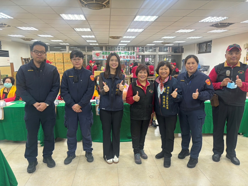 警方攜手社福團體發送物。(記者宋紹誠翻攝)