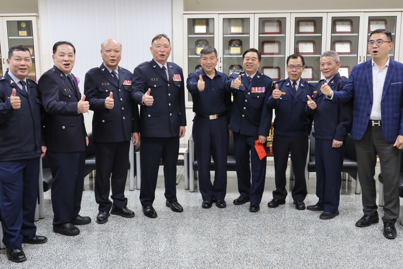 新北市義警大隊長陳汪全(左四)與民防副大隊長賴泳銨(右四)與分局長黃南山(中)合影。(記者宋紹誠翻攝)