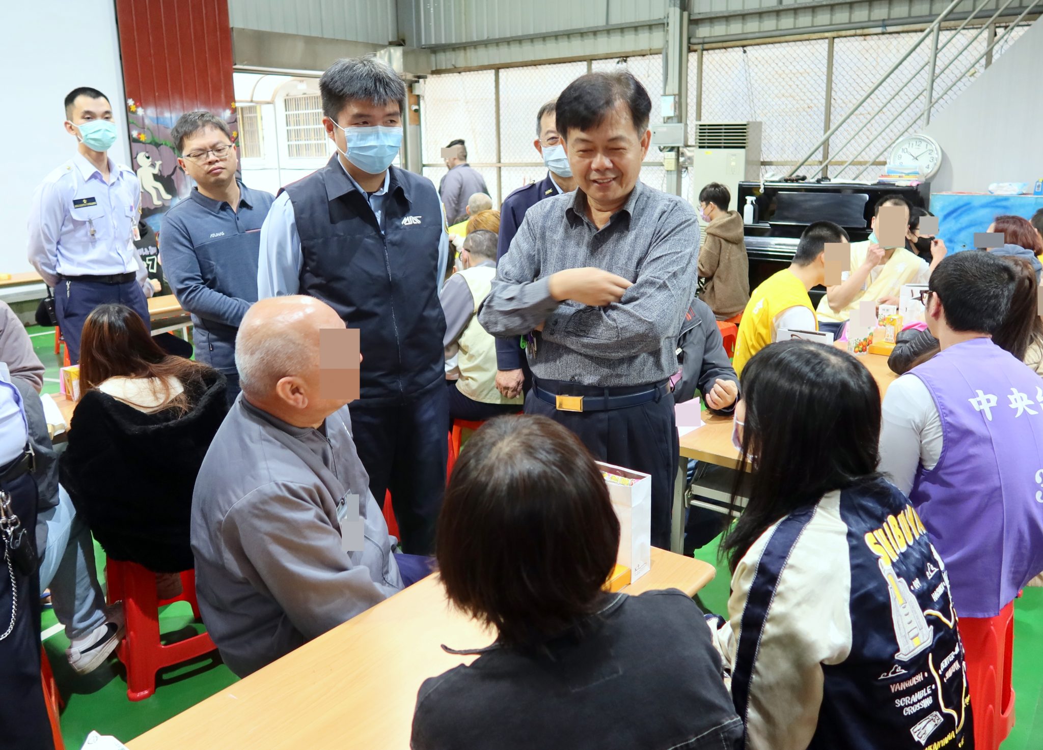 獄方與收容人及家屬開心洽談。(記者宋紹誠翻攝)