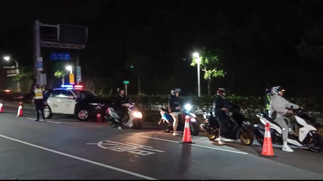 台二線及陽金公路常有車輛於夜間聚集路段，針對飆車、危險駕駛及酒後駕車加強稽查。(記者李健興翻攝)