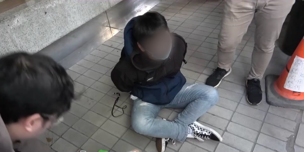 專案小組員警逮獲陳嫌。（記者徐煜勝翻攝）
