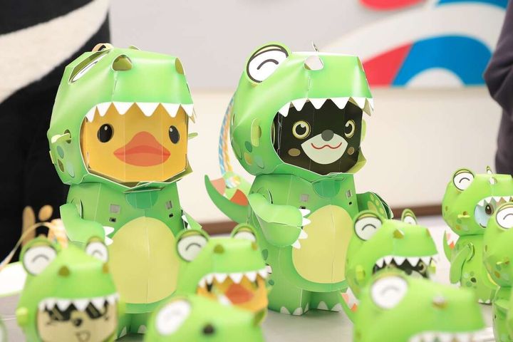 高雄的龍年小提燈「小萌龍呆腦獸」。 圖:高雄市政府觀光局/提供