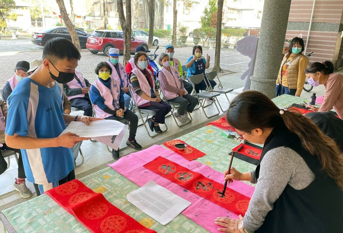 漾新聞|燕巢國中寒冬送暖 學生與榮家長輩親手做年糕寫春聯