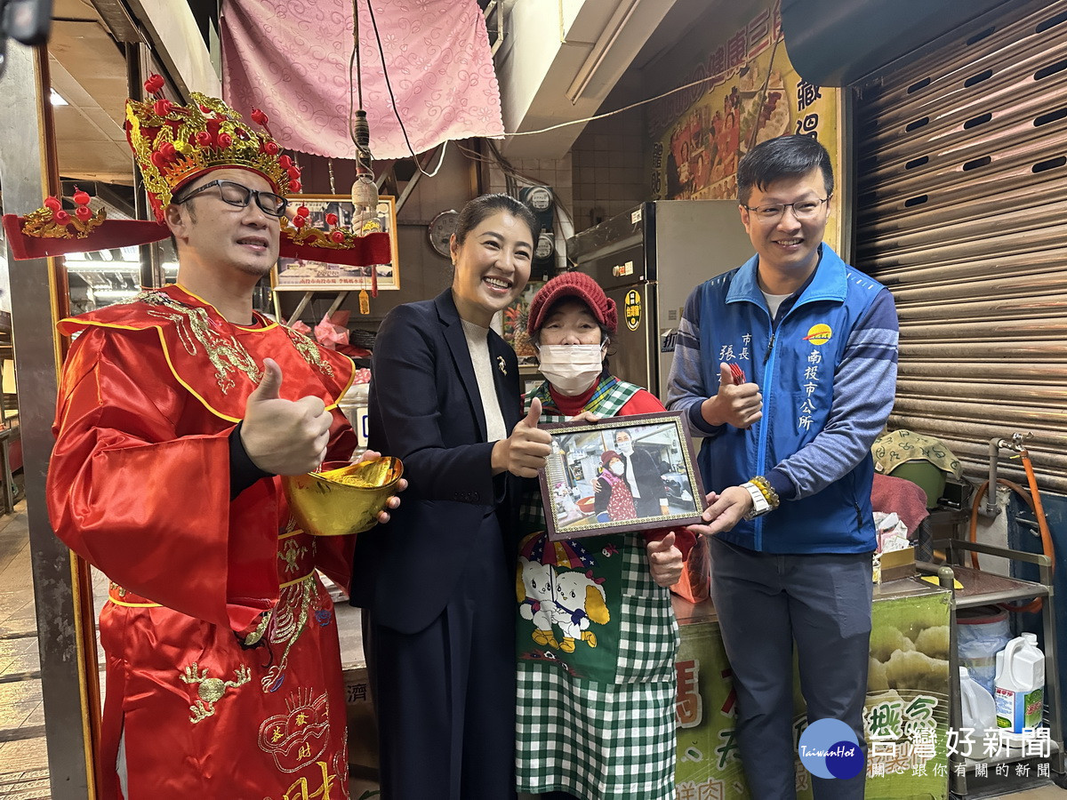攤商拿出與許前市長舊照與新舊市長及議員合影留念。(記者扶小萍攝)