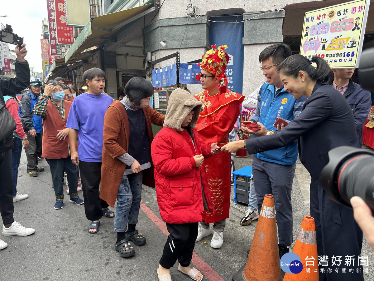 民眾在零售市場前排隊領取紅包。(記者扶小萍攝)