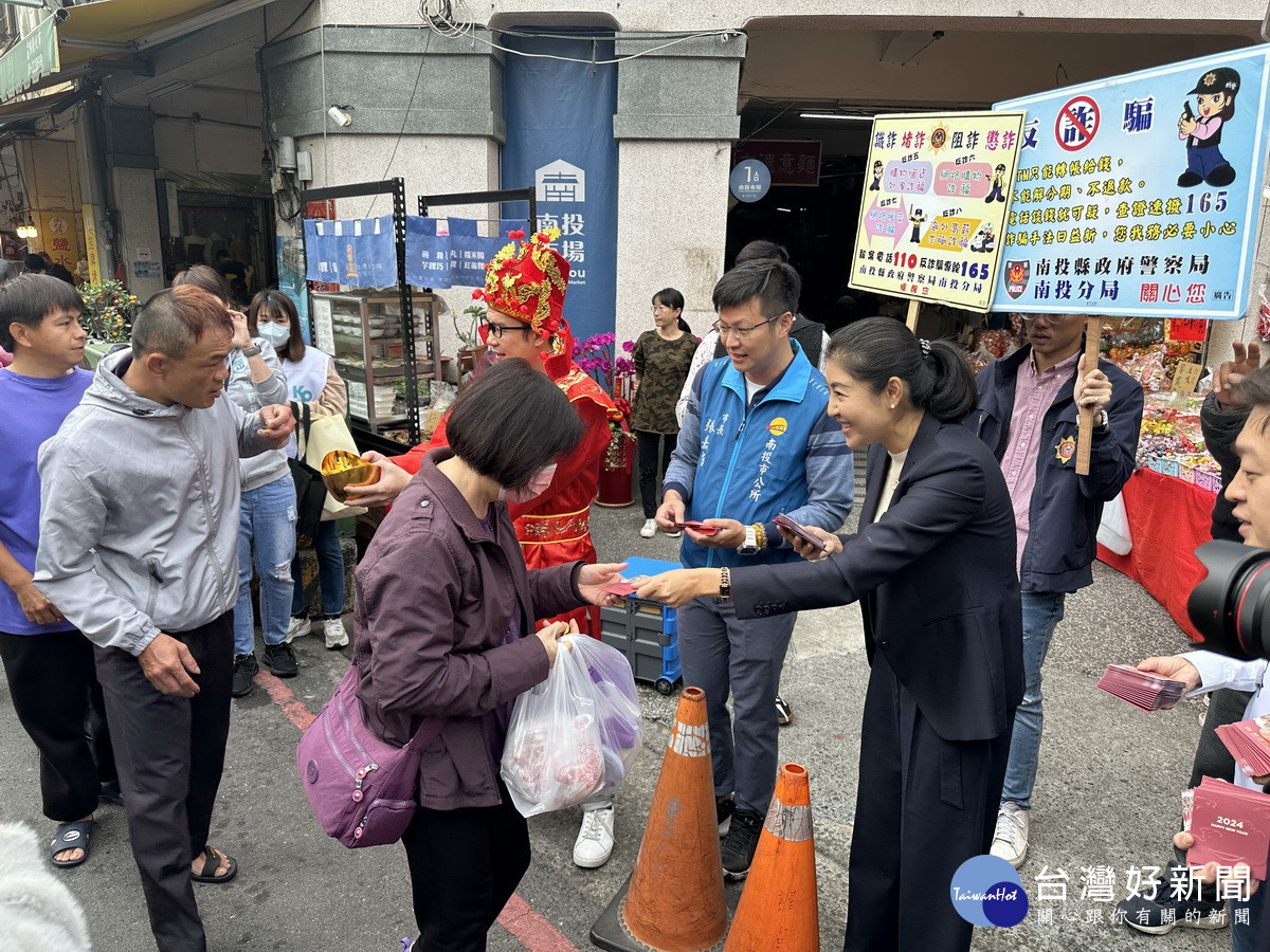 南投分局持反詐宣導牌適時進行宣導。(記者扶小萍攝)