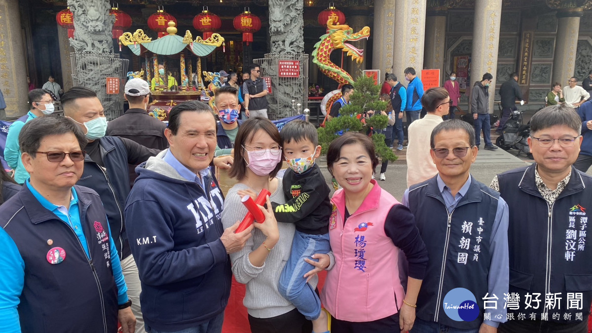 前總統馬英九發送龍年春聯，許多民眾爭相合照。