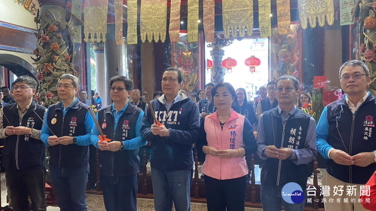 馬英九參拜潭水亭觀音媽廟,讓他想起小時候住艋舺,經常去龍山寺參拜。