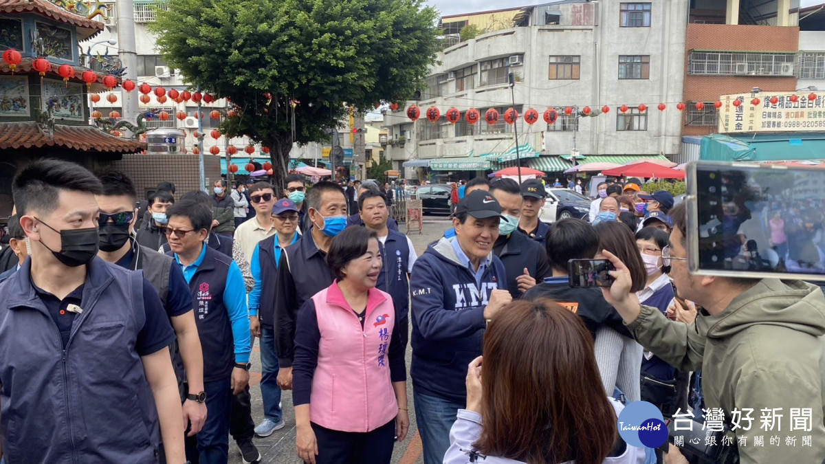 前總統馬英九在立委楊瓊瓔陪同下,參拜潭水亭觀音媽廟,並發送他親筆揮毫的龍年春聯。