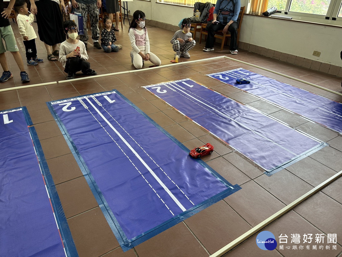 腦控車電競遊戲很受小朋友喜愛。(記者扶小萍攝)