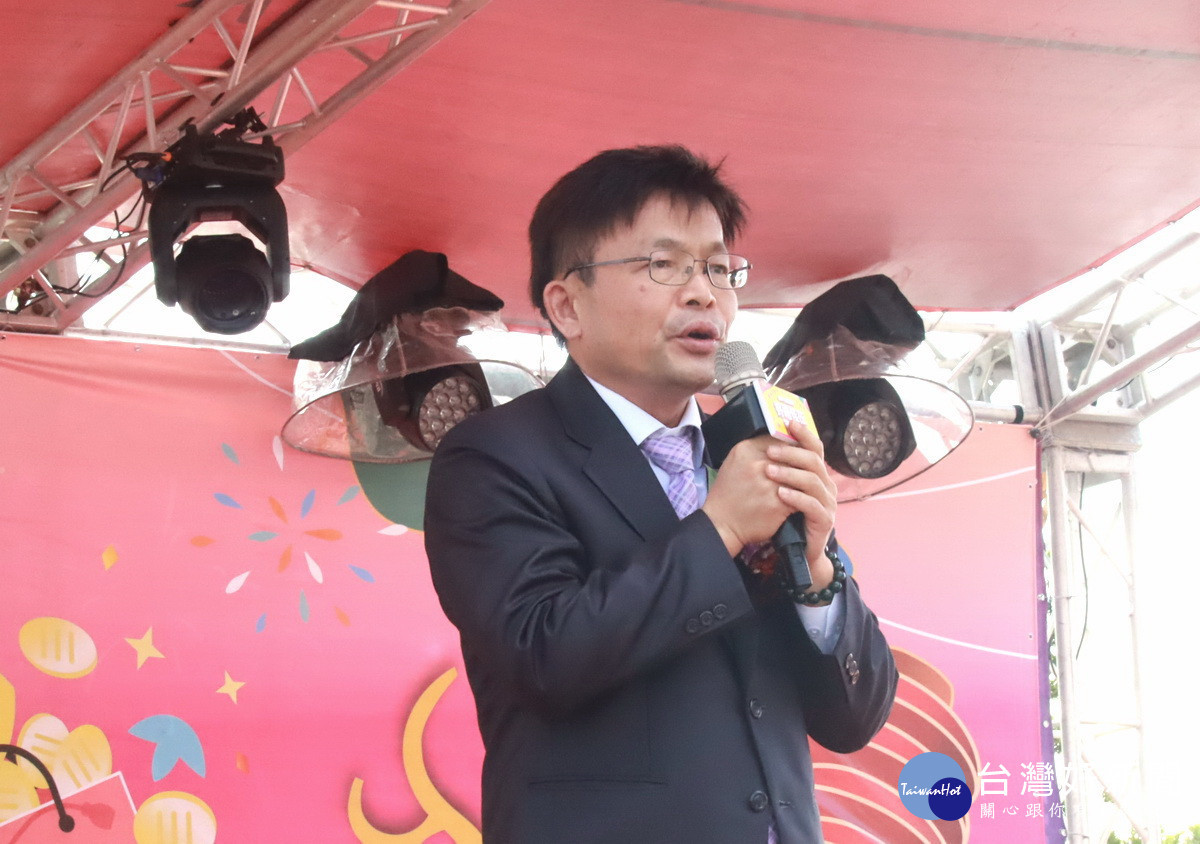 廖俊哲理事長歡迎大眾來走春選好禮。(記者扶小萍攝)