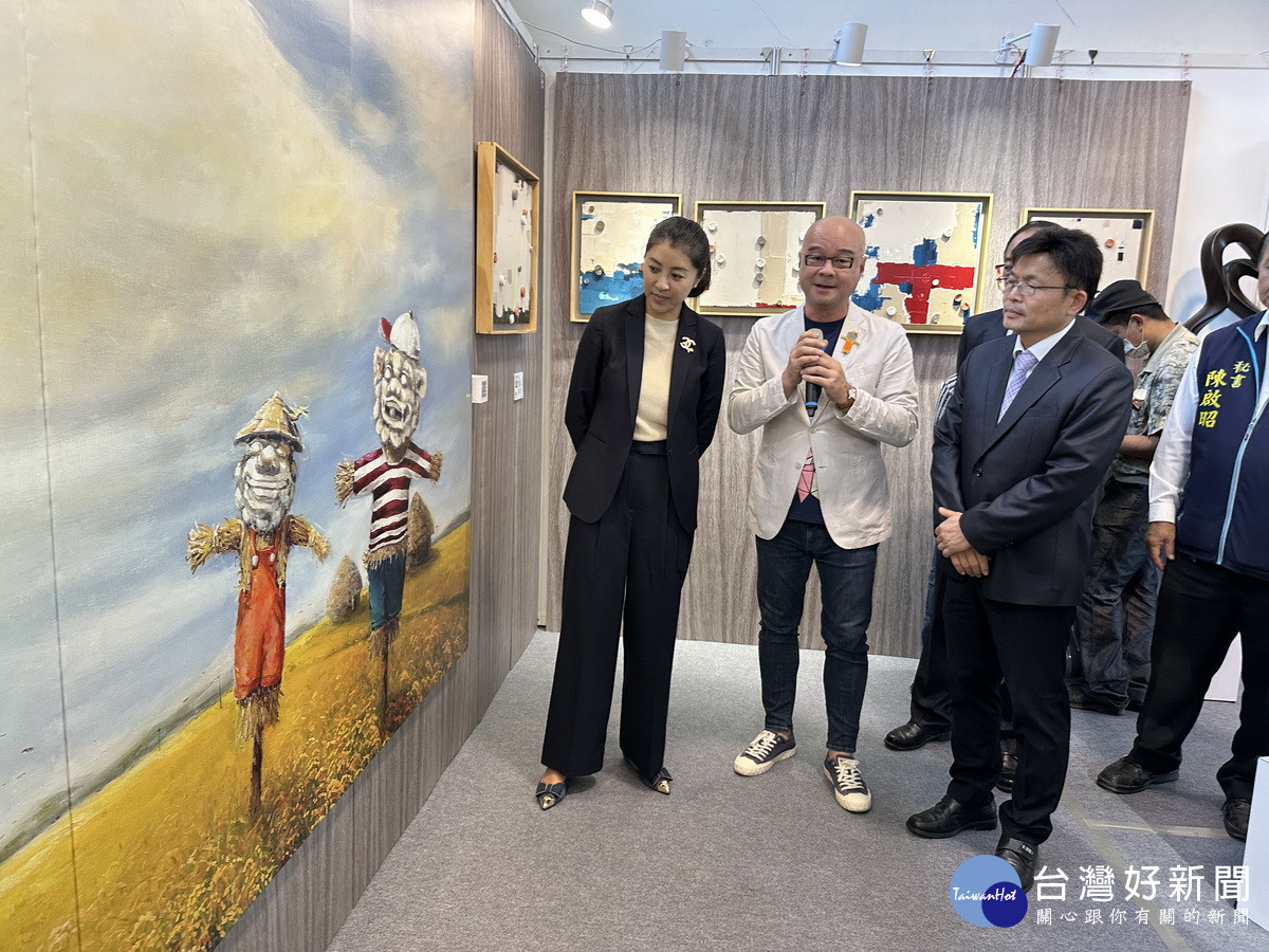 陳凱森老師(左二)應邀展出創作。(記者扶小萍攝)