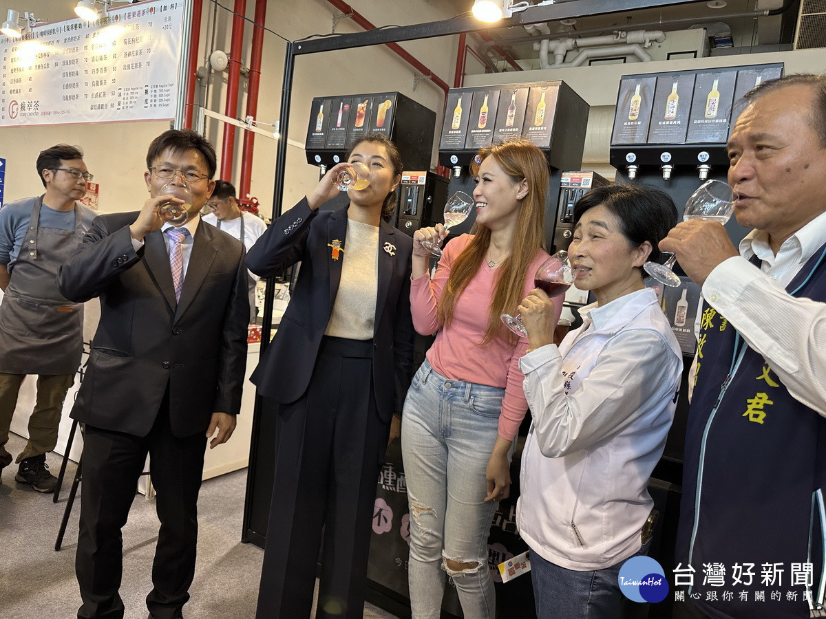 原鄉調製的飲品請大家品嘗。(記者扶小萍攝)
