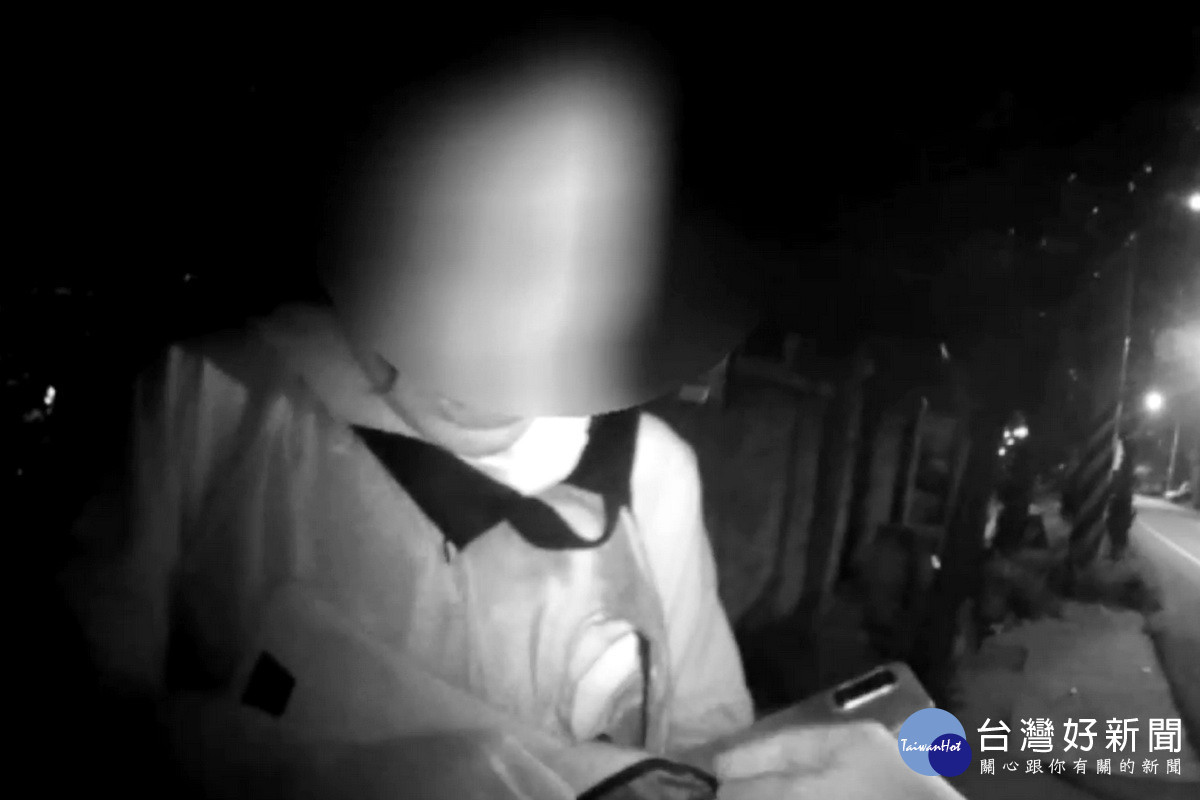 印尼移工「阿妮 」遭男友丟包在路邊哭泣,蘆竹分局外社派出所員警暖心義助車資順利返家。